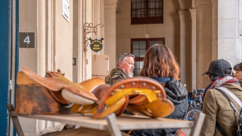 Le sellier de de la Garde républicaine reçoit les visiteurs dans son atelier