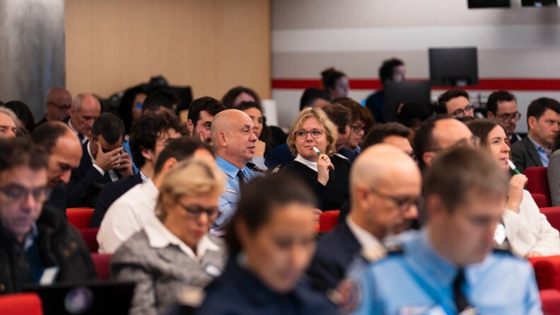 Photo de l'assembl&eacute;e lors du colloque sur l'impact des drogues sur l'environnement