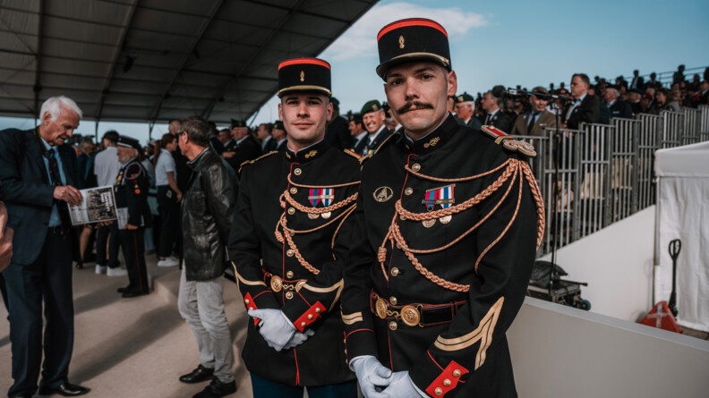 Deux gendarmes de la garde Républicaine de face et en tenue d'apparat lors de la cérémonie d'Omaha Beach.