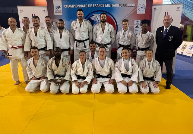 Agrandir l'image L'équipe de judo de la Gendarmerie nationale pose en kimono.