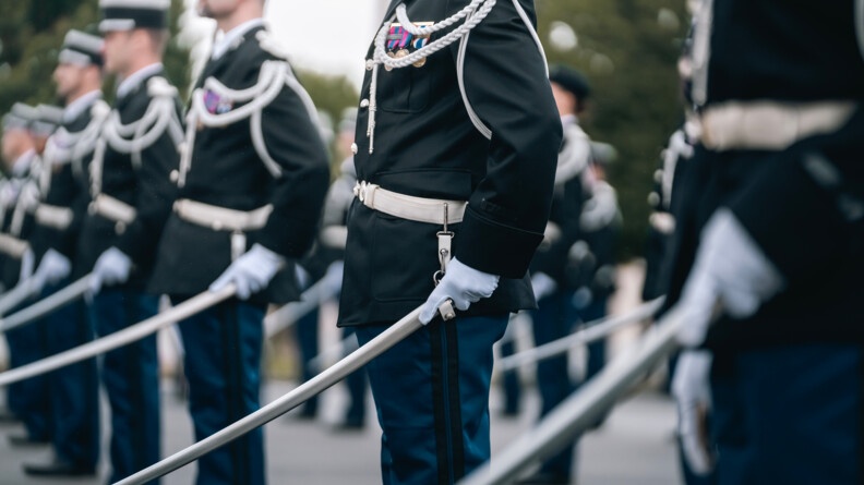 Agrandir l'image Zoom sur des gendarmes, fourreau levés, au porter sabre