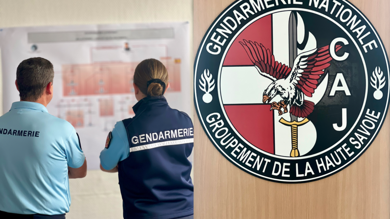 Agrandir l'image sur l'image de gauche, un gendarme et une gendarme de dos, sur celle de droite, le logo de la celulle d'appui judiciaire du département de haute-savoie