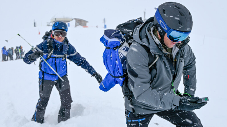 Deux gendarmes l'un deriière l'atre dans la neige