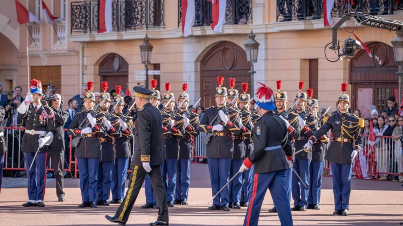 Un préfet et un garde de monaco saluent les militaires de la garde lors d'une revue des troupes