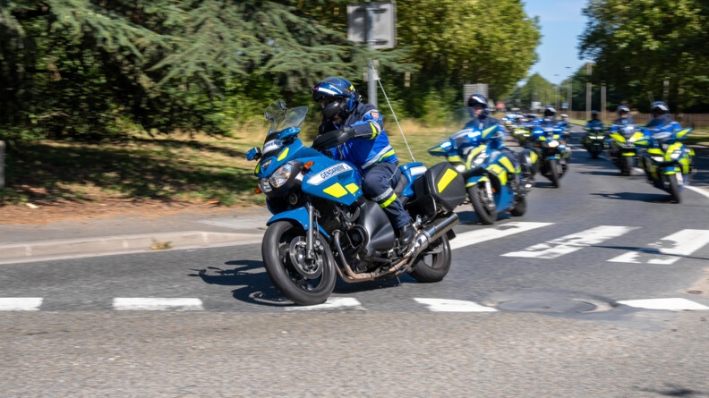 Agrandir l'image Motocyclistes de la gendarmerie sur la route.