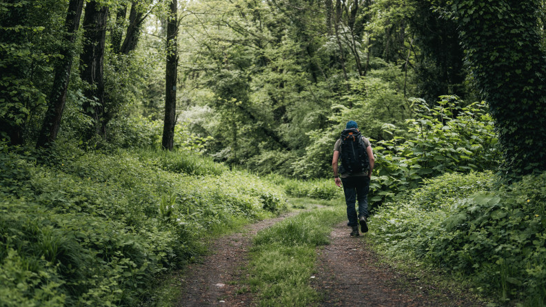 &Eacute;quipier du GOS marchant dans la for&ecirc;t.