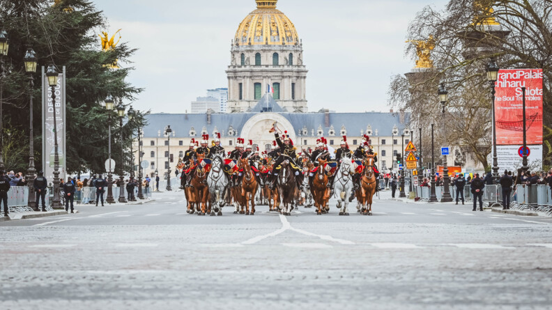 devant les Invalides, sur la route pavée, la musique de la garde républicaine s'avance