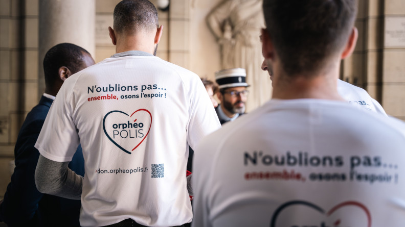 Image d'un t-shirt blanc portant l'inscription "N'oublions pas...ensemble, osons l'espoir !"