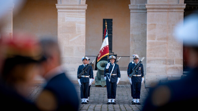 Photo de militaires se tenant devant un canon lors de la prise d'arme du 7 janvier 2025 dans la cour de l'h&ocirc;tel national des Invalides, &agrave; Paris