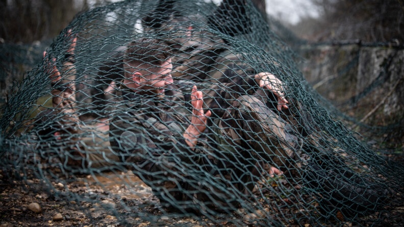 Militaire passant un obstacle lors de l'exercice synthèse.
