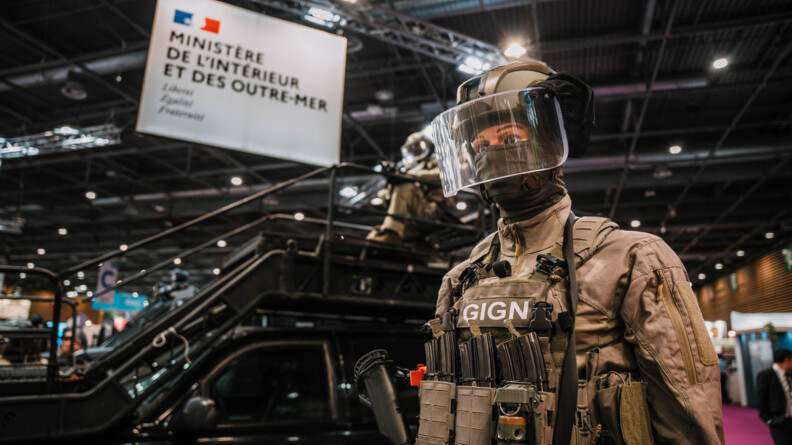 Mannequin du GIGN sur le stand du ministère de l'Intérieur et des Outre-mer au salon Eurosatory 2024.