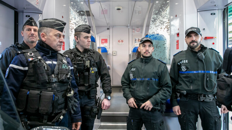 Trois gendarmes fran&ccedil;ais et deux policiers luxembourgeois dans une rame de train
