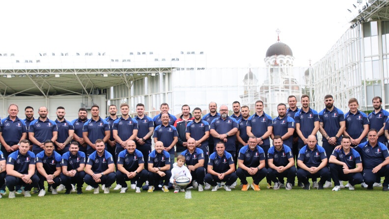 Agrandir l'image Le groupe du XV gendarmerie et son staff pose sur deux rangées sur l'herbe.