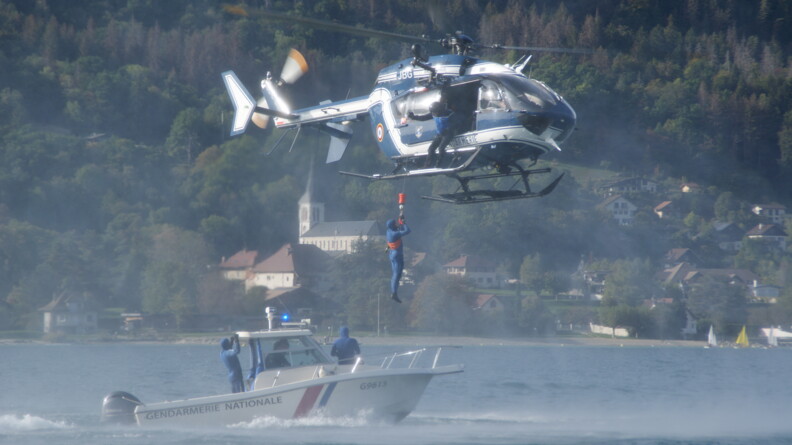 Sur le lac d'Annecy, un gendarme se fait hélitreuillé.