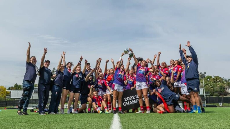Agrandir l'image L'équipe de France militaire de rugby à XV brandit la coupe du monde militaire remportée en 2022 en Nouvelle-Zélande.