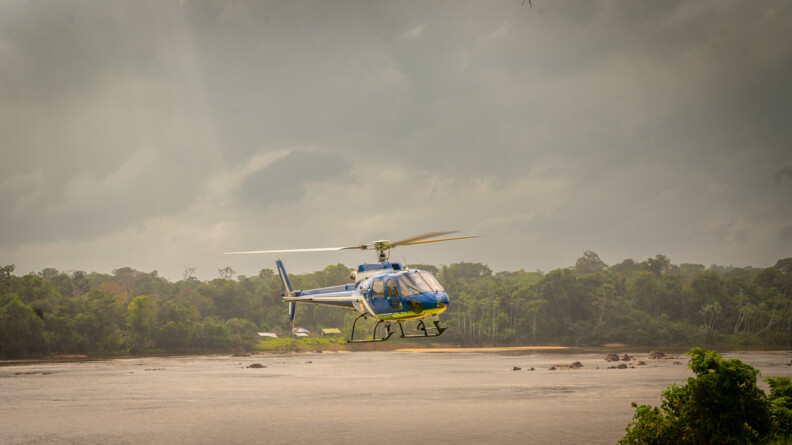 Hélicoptère survolant le fleuve Maroni.