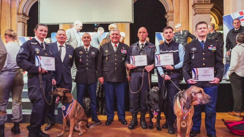 Photos de plusieurs gendarmes en uniforme lors des Trophées des chiens héros 2025. Trois d'entre eux sont accompagnés de leur chien.