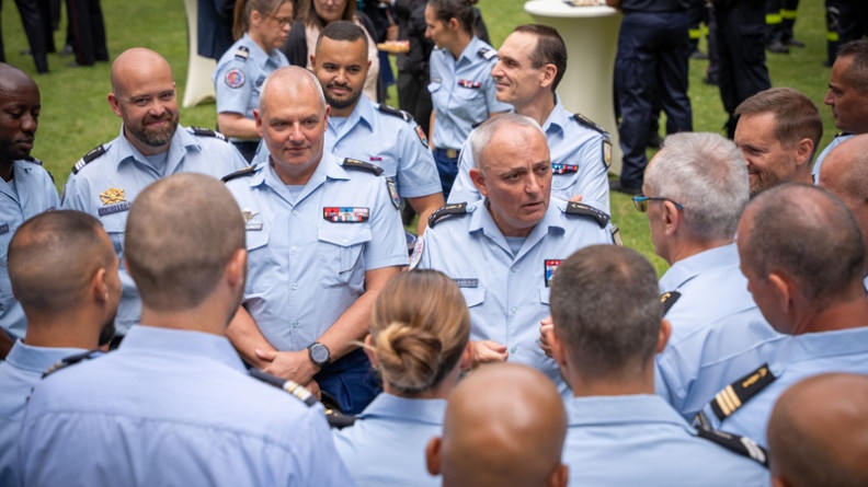 Agrandir l'image Photo de gendarmes, rassemblés, debout, autour du directeur général de la gendarmerie nationale, sur une pelouse