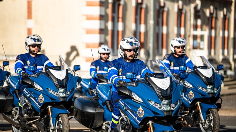 Agrandir l'image Quatre motocyclistes de la garde républicaine en démonstration.
