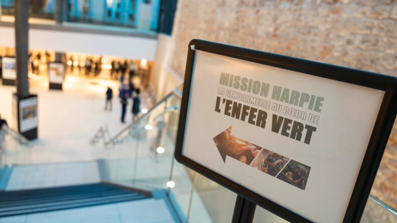 La pancarte indiquant le lieu où se trouve l'exposition dans le hall de la direction générale de la gendarmerie