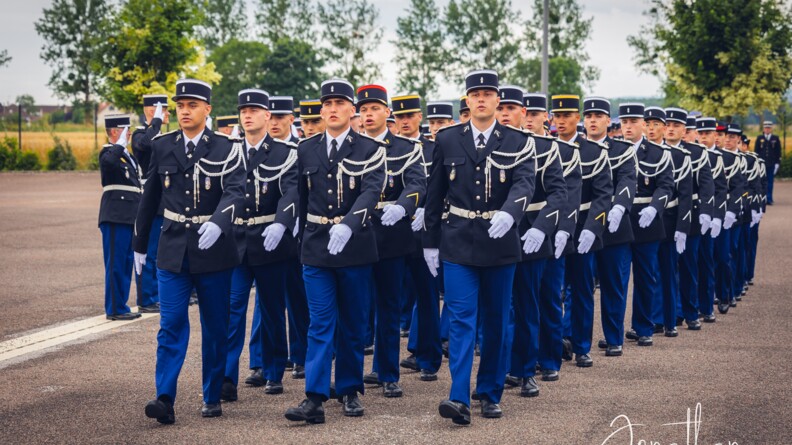 Agrandir l'image Une promotion d'éléèves gendarmes défile