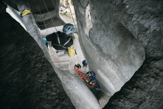 Agrandir l'image Opération de secours à personne sur une structure d'escalade en béton gris.