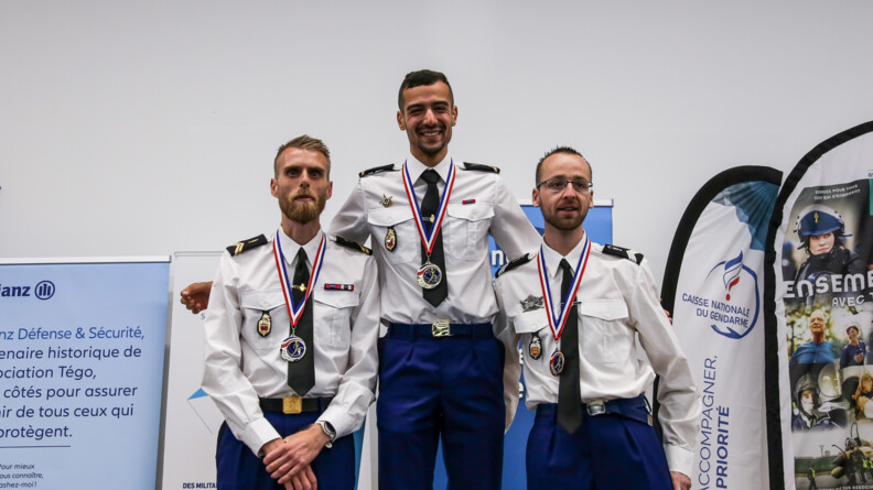 Agrandir l'image 3 gendarmes en tenue chemise blanche sur le podium avec Medhi Frère au milieu, qui tient les deux autres par les épaules