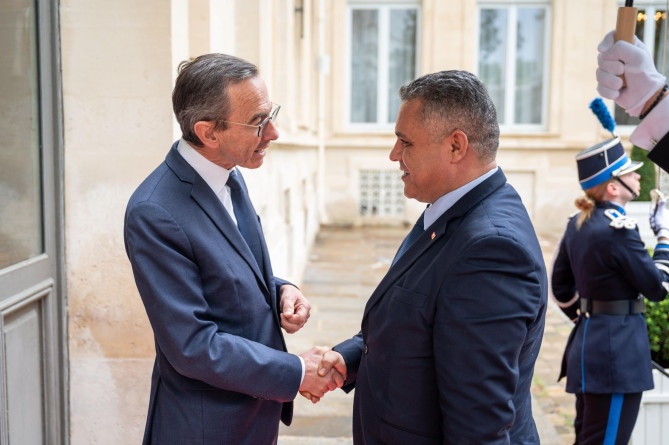 Le ministre fran&ccedil;ais de l'Int&eacute;rieur, M. Bruno Retailleau, recevant son homologue tunisien, M. Khaled Al-Nouri, le 21 juillet 2025 &agrave; Paris.
