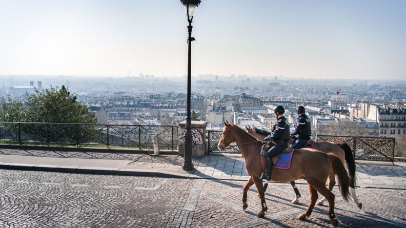 Cavaliers de la Garde Républicaine veillant au respect du confinement.