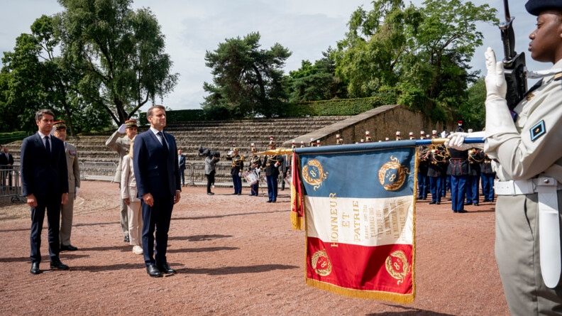 Le président de la République salue le drapeau dans la cour du Mont-Valérien.