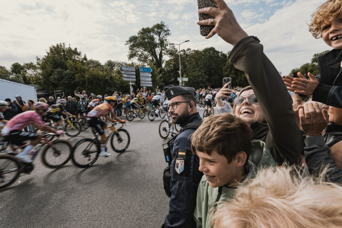 Gendarme d'un PSIG s&eacute;curisant le passage des coureurs.