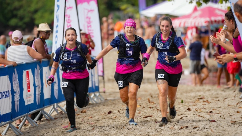 Am&eacute;lie, St&eacute;phanie et Florence courent en se tenant par la main &agrave; l'arriv&eacute;e du Raid des Aliz&eacute;s.
