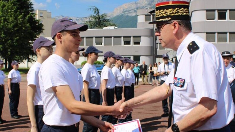 Agrandir l'image Un cadet reçoit son brevet des mains d'un général de brigade.