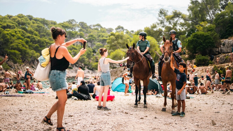 Agrandir l'image Touristes se prenant en photo avec le détachement de cavalerie dans les calanques.