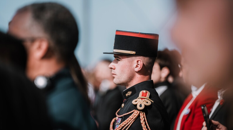 Au milieu de la foule apparaissant flou sur l'image, se détache un garde républicain, de profil et net.