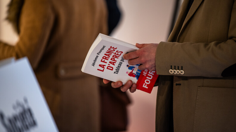 Un homme tient dans ses mains le livre de J&eacute;rome Fouruqet : La France d'apr&egrave;s : tableau politique