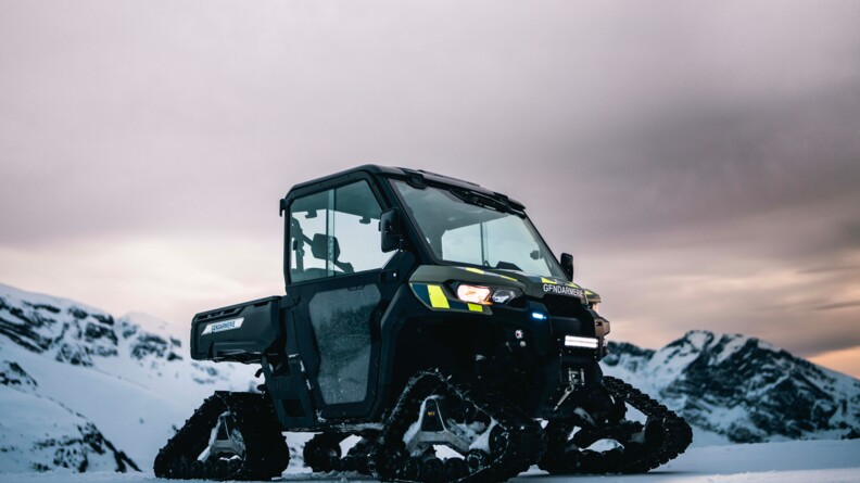 Agrandir l'image Photo du Traxter, véhicule tout terrain sont sont dotés les militaires d'Avoriaz, en Haute-Savoie, stationné en haut des pistes enneigées, à la tombée du jour.