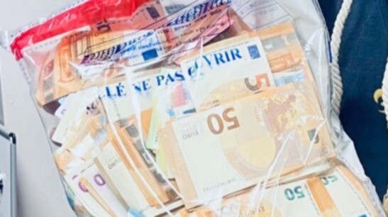 sac de scellés contenant des billets de 50 euros
