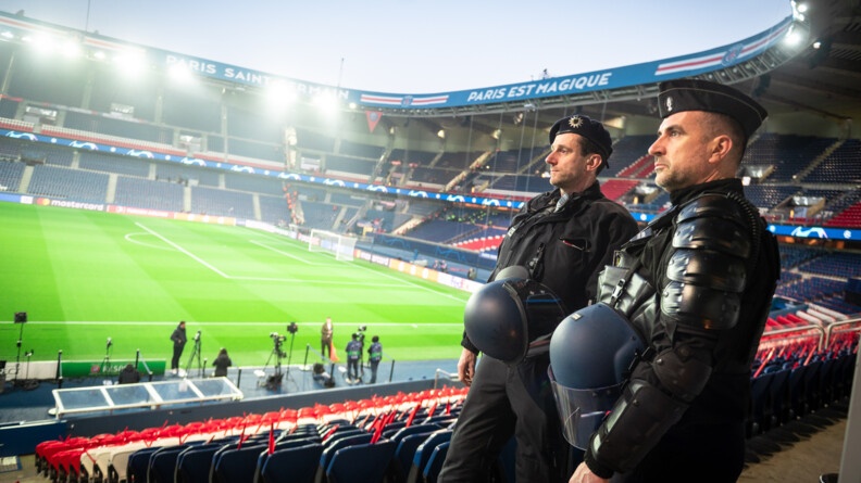 Binôme de l'Unité opérationnelle franco-allemande (UOFA) composé d'un gendarme et d'un policier fédéral allemand dans l'enceinte du Parc des Princes, à Paris, avant le match PSG - Bayern en ligue des Champions, le 14 février 2023.