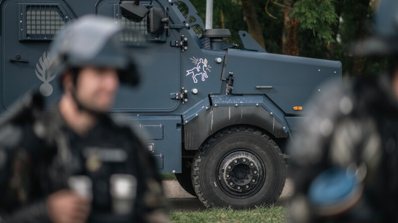 Agrandir l'image Le centaure avec en amorce, un gendarme mobile.