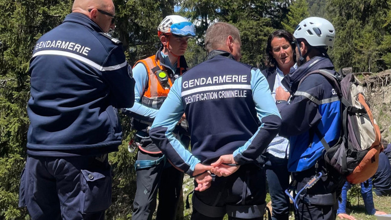 Agrandir l'image Échange entre des gendarmes du PGHM.