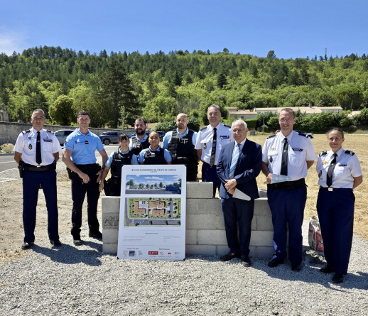 Agrandir l'image Groupe de gendarmes posant devant un mur en cours de construction