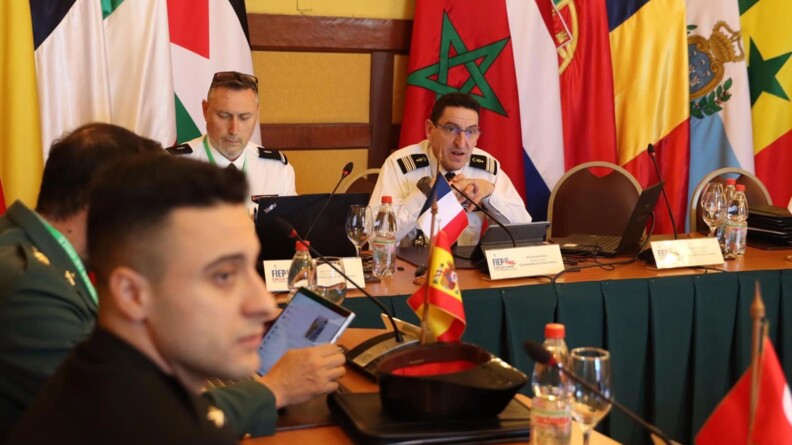 Photo d'un officier de la gendarmerie lors des d&eacute;bats de la FIEP.