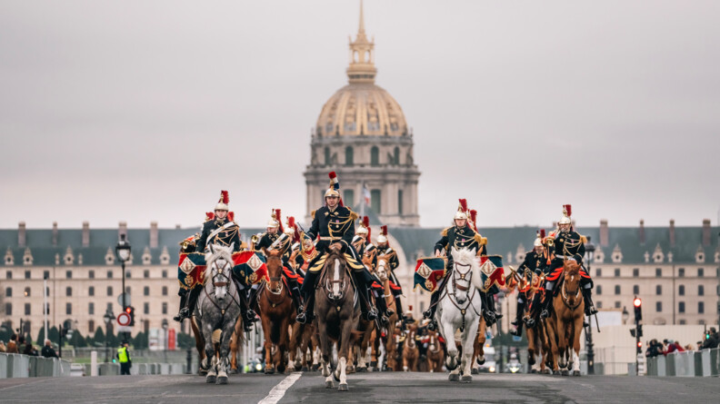 Escorte à cheval du Président de l'Angola devant les Invalides.