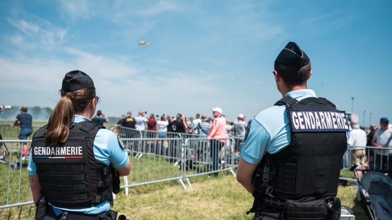Deux gendarmes de la compagnie de gendarmerie départementale d'Etampes surveillent la zone du public durant le show aérien.