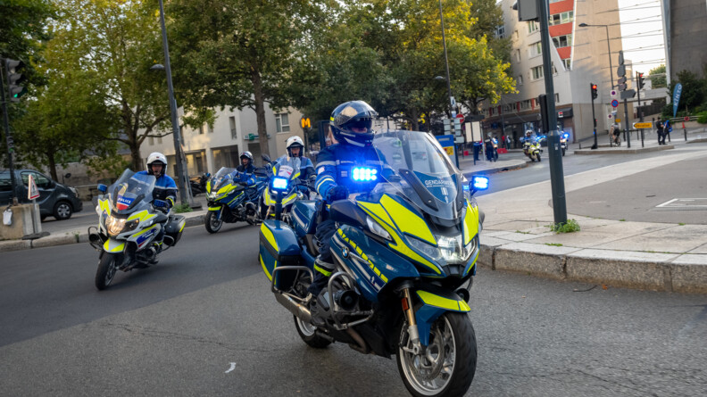 Agrandir l'image Escorte motocycliste mixte de la gendarmerie et de la police dans les rues de Paris.