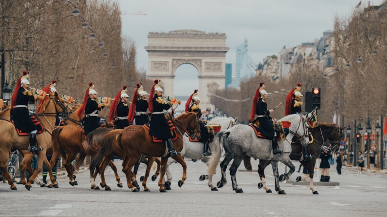 Des cavaliers de la musique de la Garde républicaine arrive sur les champs élysées