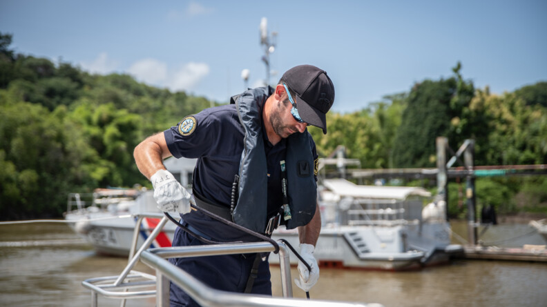 Gendarme s'activant sur le pont de la VCSM avant le départ.