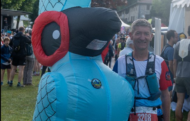 Agrandir l'image Mascotte de la gendarmerie de Tulle qui pose avec un participant.