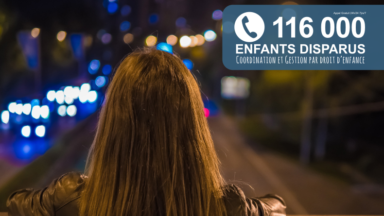 Affiche du 116000 Enfants disparus - jeune fille au cheveux longs châtains dos (image coupée aux épaules) en fond les lumières de la ville et des phares; en haut à droite en caractères blancs sur fond bleu gris, un encart mentionnant le 116000 enfants disparus